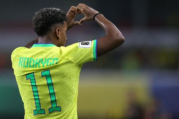 Rodrygo comemorando gol com a camisa da Seleção Brasileira