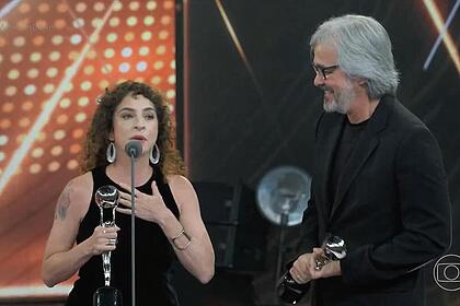 Rosane svartman e paulo silvestrini recebendo o prêmio de vai na fé no melhrores do ano