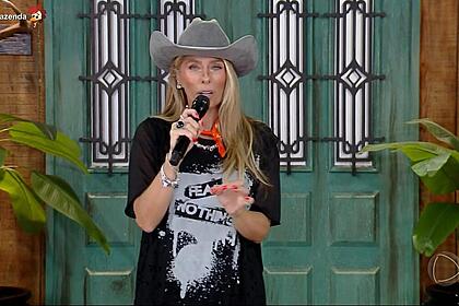 Adriane Galisteu de blusa preta anuncia as opções do último poder laranja de A Fazenda 15