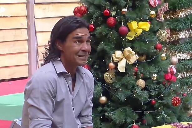 André Gonçalves chorando próximo a árvore de Natal de A Fazenda 15