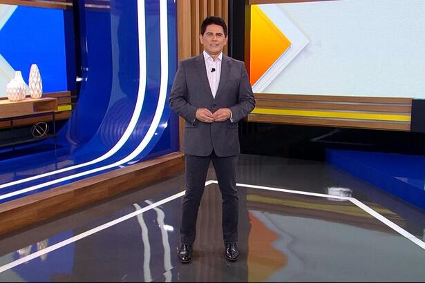 Cesar Filho no centro do palco do Hoje em Dia