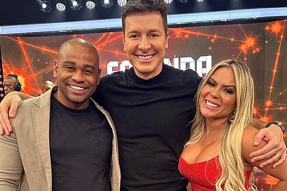 Rodrigo Faro abraça Cezar Black e Kally no A Fazenda Última Chance