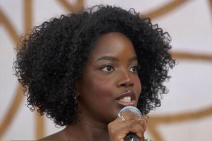 Clara Moneke fala ao microfone no Encontro