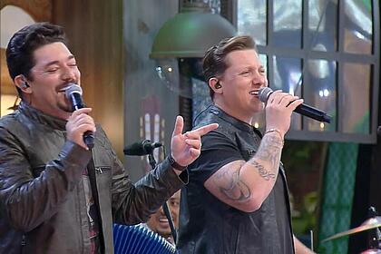 George Henrique e Rodrigo cantando na festa de A Fazenda 15