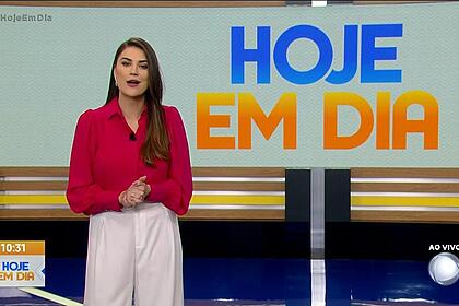 Gabriela França sorrindo durante apresentação do Hoje em Dia