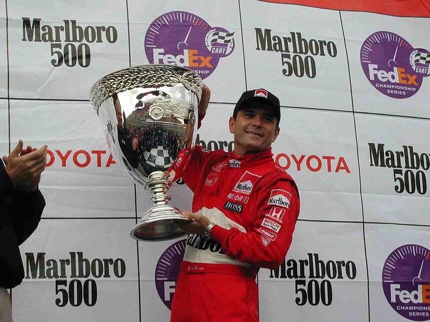 Gil de Ferran ergue a taça de campeão da Cart em 2000