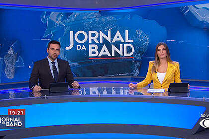 Douglas Santucci e Joana Treptow na bancada do Jornal da Band