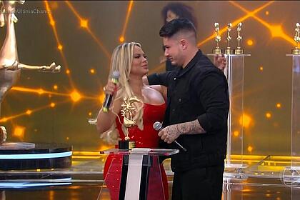 Kally abraça Lucas e os dois choram no palco do Hora do Faro