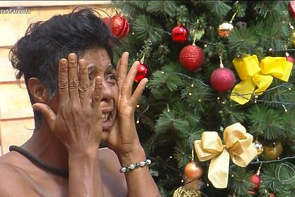 Marcia Fu com a mão no rosto recebendo a mensagem da família em A Fazenda 15
