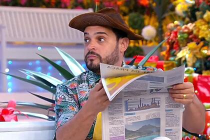 Matheus Ceará lendo jornal no banquinho do A Praça é Nossa
