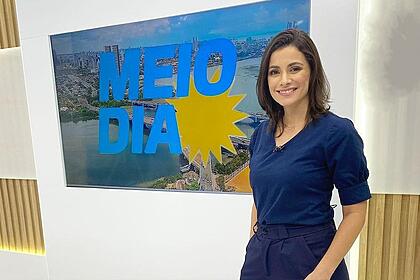 Anne Barretto sorridente no cenário do Meio Dia