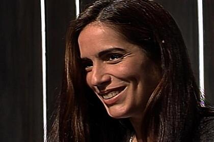 Raquel sorrindo em cena de Mulheres de Areia na TV Globo
