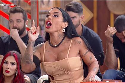 Kamila Simioni levanta o dedo para Marcia Fu na lavação de roupa suja de A Fazenda 15