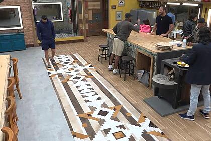 Tonzão bate-boca com Shay na cozinha de A Fazenda