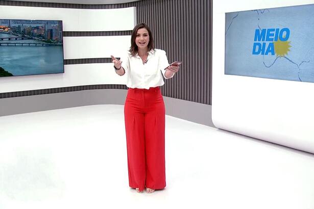 Anne Barretto abre os braços na abertura do TV Jornal Meio Dia
