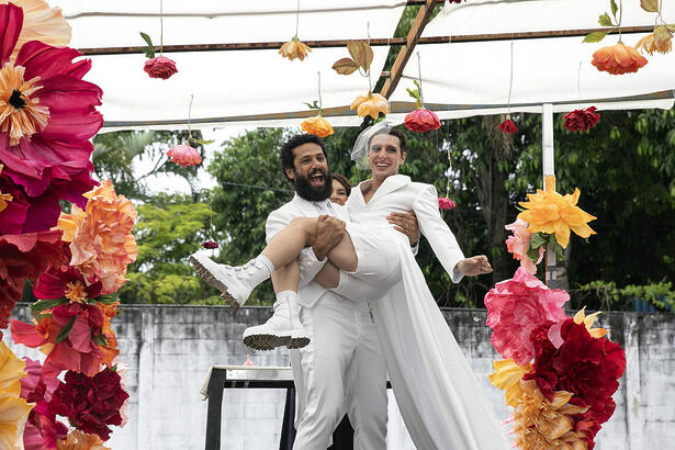 Ramiro segura Kelvin no colo em cena de casamento