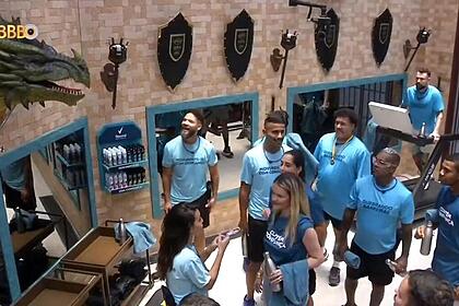 Brothers conhecendo a academia do BBB 24, com uma decoração medieval