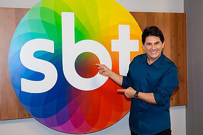 Cesar Filho apontando para o logo do SBT