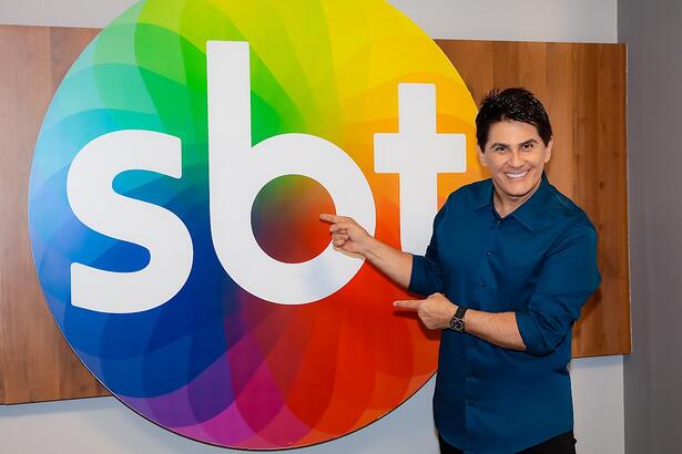 Cesar Filho apontando para o logo do SBT
