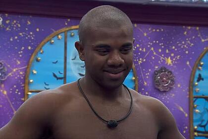 Davi sem camisa e sorrindo no quarto do BBB