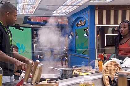 Davi e Leidy Elin druante conversa na cozinha do BBB