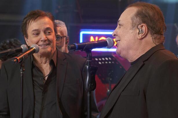 Fábio Jr. e José Augusto cantando juntos no palco do Altas Horas