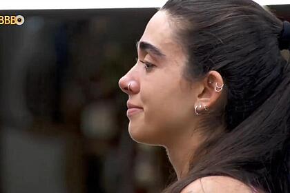 Giovanna chorando em uma conversa na cozinha do BBB 24