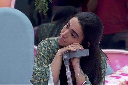 Giovanna, com o rosto apoiado nas muletas, durante conversa no quarto do BBB 24