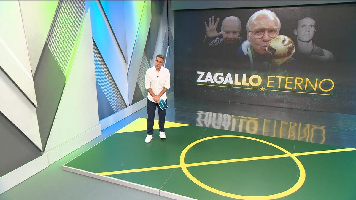 Narrador Gustavo Villani apresentando o boletim 'Zagallo Eterno' na Globo