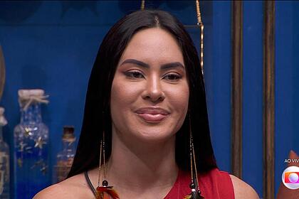 Isanelle sorrindo durante a formação do Paredão do BBB 24