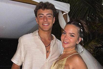 Mel Maia e João Maria Pereira posando juntos na Virada de Ano