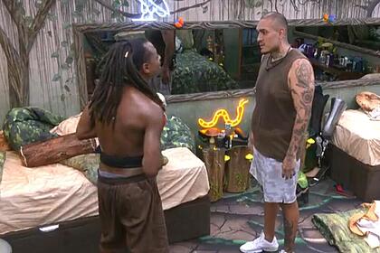 MC Bin Laden dando um tênis para Lucas Luigi no BBB 24