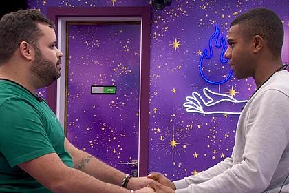 Michel e Davi, de mãos dadas, durante conversa no Quarto Magia do BBB 24