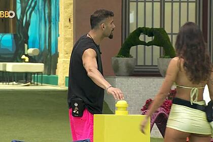 Nizam apertando um Botão Amarelo no gramado do BBB 24