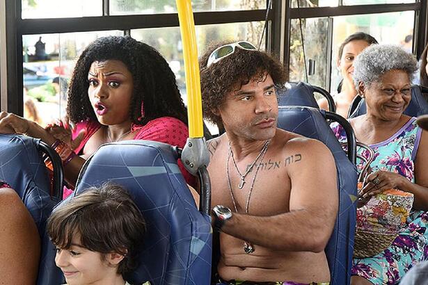 Rodrigo Sant’anna, como Jefinho, sem camisa sentado em um ônibus público em trecho do filme Os Suburbanos