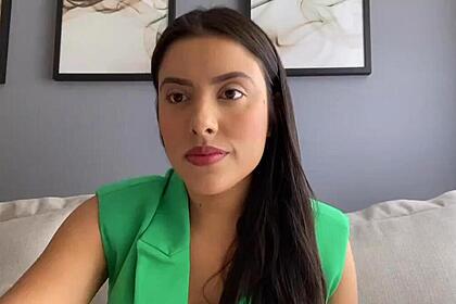 Rebeca Mota em vídeo gravado no sofá da sua casa em suposta desistência do BBB