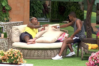 Rodriguinho e Davi sentados na varanda conversando