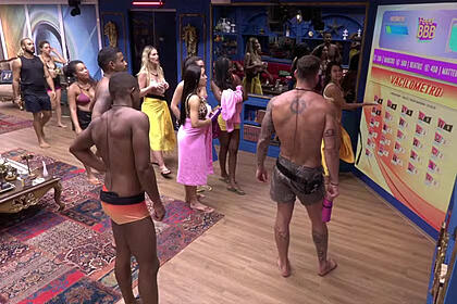participantes reunidos na sala em frente ao telão do BBB 24