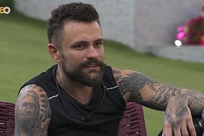 Vinicius em conversa na área externa do BBB 24
