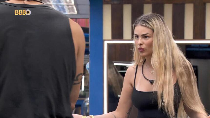 Yasmin Brunet com os braços abertos e revoltada no BBB, durante conversa com Nizam