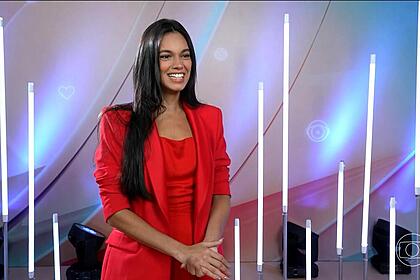 Alane sorrindo na chamada do BBB 24