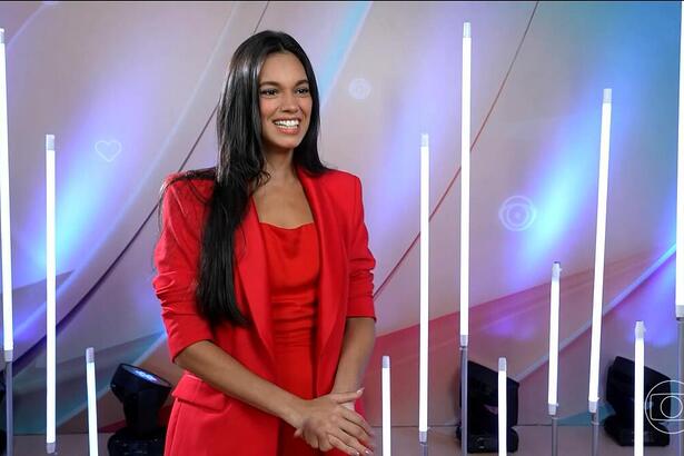 Alane sorrindo na chamada do BBB 24