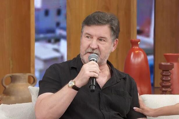 Antonio Calloni segura um microfone no Encontro com Patrícia Poeta