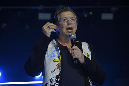 Boninho fala no microfone sobre o BBB 24 e outras novidades da Globo