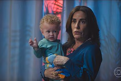 Irene (Glória Pires) em cena de Terra e Paixão