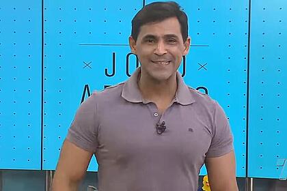 Carlos Eduardo apresentando o Jogo Aberto Pernambuco, na TV Tribuna/Band
