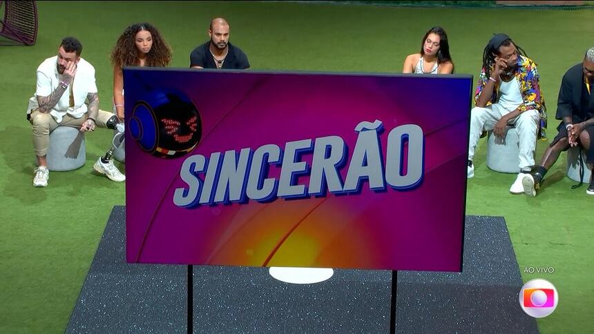 Emparedados Vinicius, Giovanna Pitel, Marcus Vinicius, Alane, Luigi e Rodriguinho em frente ao logo do Sincerão