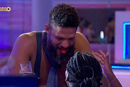 Juninho passa morango para boca de Leidy Elin na festa do BBB 24