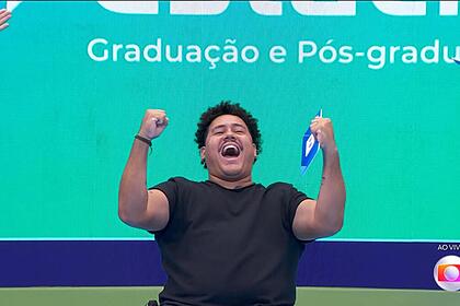 Lucas Henrique livanta os braços e comemora vitória na Prova do Líder do BBB 24