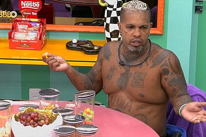 Rodriguinho com os braços abertos falando no quarto do líder do BBB 24